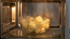 Como cozinhar batatas de forma rápida e fácil no micro-ondas