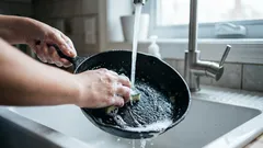 Como remover gordura com água fria: 5 dicas à moda antiga